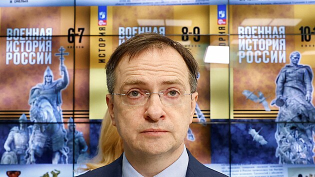 Vladimr Medinskij, poradce Kremlu a pedseda Rusk vojensk historick spolenosti, se astn prezentace novch kolnch uebnic Vojensk djiny Ruska v Moskv. (27. ledna 2025)