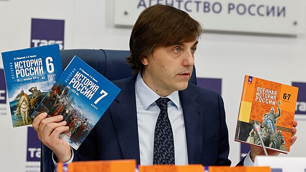 Rusk� ministr �kolstv� Sergej Kravcov se ��astn� prezentace nov�ch �koln�ch u�ebnic �Vojensk� d�jiny Ruska� v Moskv�. (27. ledna 2025)