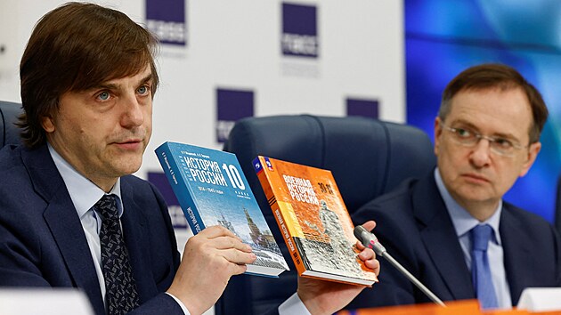 Sergej Kravcov, rusk� ministr �kolstv�, a Vladimir Medinskij, poradce Kremlu a p�edseda Rusk� vojensk� historick� spole�nosti, se ��astn� prezentace nov�ch �koln�ch u�ebnic �Vojensk� d�jiny Ruska� v Moskv� 27. ledna 2025.