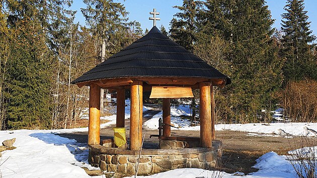 Alt�n s�miner�ln�m pramenem Slan� voda