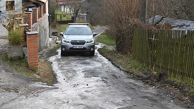 Lidi z Jaroslavic trp namrzajc splaky vytkajc na cestu. (leden 2025)