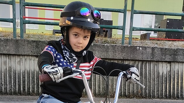 kolci, kte navtvuj motokrouek ve Valaskm Mezi, si vyzkouej prci mechanik i jezdc.