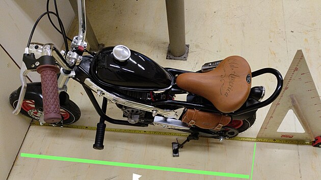 kolci, kte navtvuj motokrouek ve Valaskm Mezi, si vyzkouej prci mechanik i jezdc.