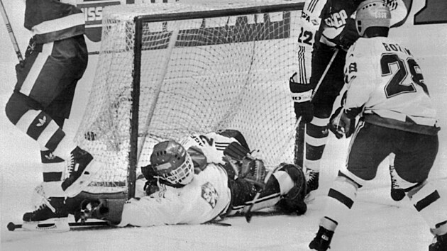 �eskoslovensk� brank�� Dominik Ha�ek inkasuje g�l v utk�n� proti Sov�tsk�mu svazu na mistrovstv� sv�ta 1986. Vlevo �to�n�k Vladimir Konstantinov slav�, vpravo stoj� lev� k��dlo Valerij Kamenskij a obr�nce Mojm�r Bo��k.