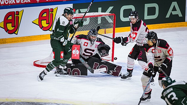 Joel Kellman (vpravo dole), �to�n�k F�rjestadu, otev�r� sk�re semifin�lov� odvety hokejov� Ligy mistr�, kdy� p�esnou p�esilovkovou ranou p�ekon�v� spar�ansk�ho brank��e Jakuba Kov��e.