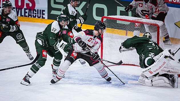 Spar�an�t� hokejist� vyrovn�vaj� v semifin�lov� odvet� Ligy mistr�, puk si po doteku �to�n�ka Michala �ep�ka (nen� na sn�mku) do branky srazil brank�� F�rjestadu Maxime Legac�, jemu� situaci je�t� znep��jem�oval Vladim�r Sobotka (71).