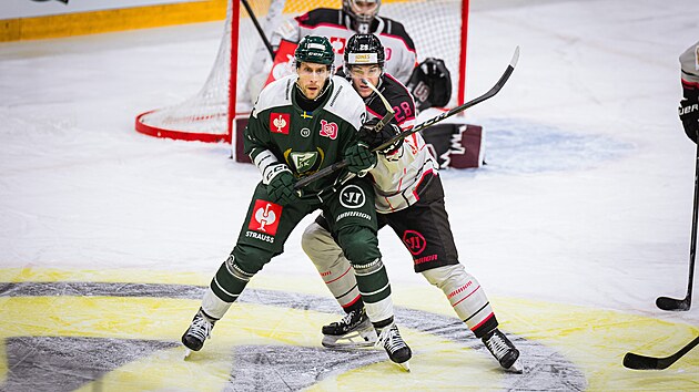 Spar�ansk� obr�nce Nino Tomov (28) hl�d� �to�n�ka F�rjestadu Pera Aslunda.