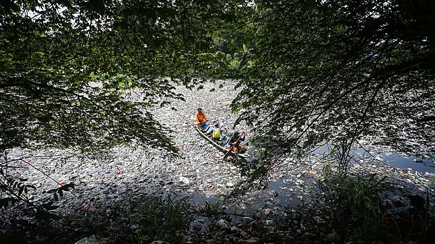 Hromada odpadk� dlouh� osm set metr� v indon�sk� �ece Citarum (27. ledna 2025)