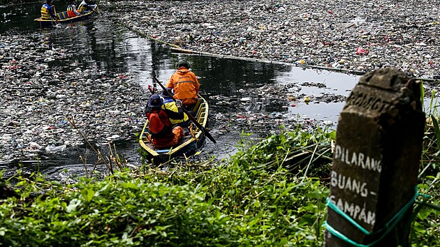 Hromada odpadk� dlouh� osm set metr� v indon�sk� �ece Citarum (27. ledna 2025)