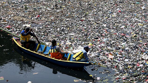 Hromada odpadk� dlouh� osm set metr� v indon�sk� �ece Citarum (27. ledna 2025)