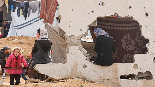 Palestinci �ekaj�, a� se budou moci vr�tit do sv�ch domov� na severu Gazy pot�, co byli na p��kaz Izraele b�hem v�lky vys�dleni. (26. ledna 2025)
