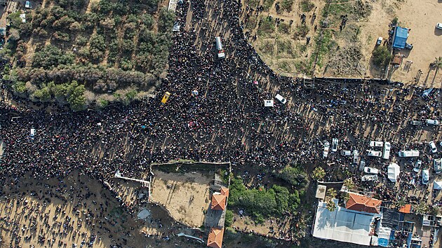 Palestinci �ekaj�, a� se budou moci vr�tit do sv�ch domov� na severu Gazy pot�, co byli na p��kaz Izraele b�hem v�lky vys�dleni. (26. ledna 2025)
