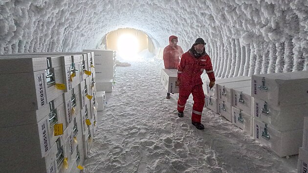 Vrt�n� a vyzved�v�n� ledu zabralo zabralo v�dc�m 200 dn�. Metrov� v�lce ledu nyn� poputuj� do Evropy, kde je experti za�nou zkoumat v laborato��ch.