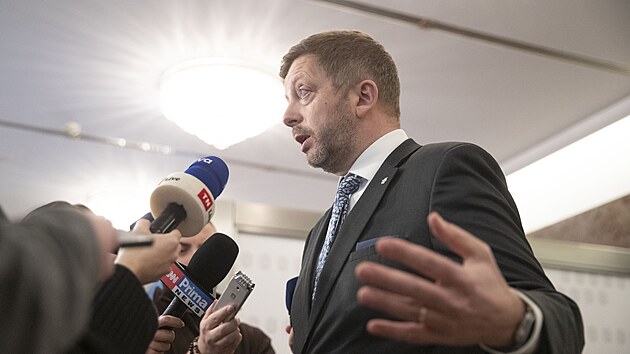 V�t Raku�an na tiskov� konferenci vy�et�ovac� komise ke st�elb� na Filozofick� fakult�. (23. ledna 2025)