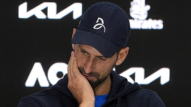Srbsk tenista Novak Djokovi hovo na tiskov konferenci pot, co skreoval semifinle Australian Open.