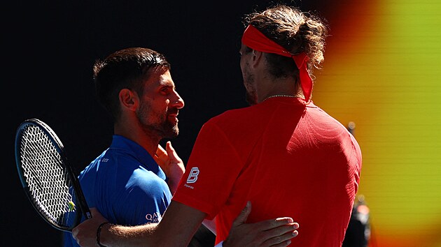 Srbsk tenista Novak Djokovi (vlevo) skreoval semifinle Australian Open, o titul si zahraje jeho soupe Alexander Zverev z Nmecka.
