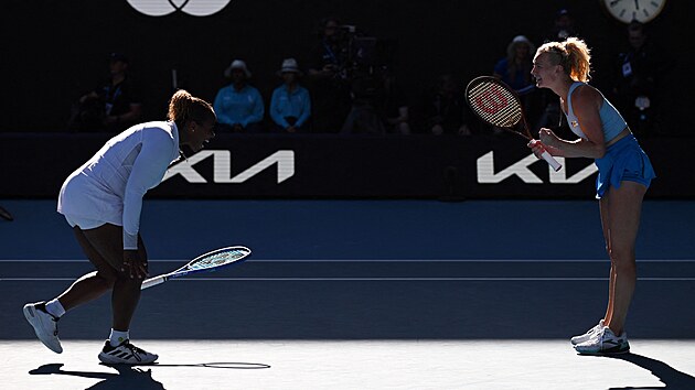 Kate�ina Siniakov� s Ameri�ankou Taylor Townsendovou slav� zisk deblov�ho titulu na Australian Open.