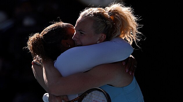 Kate�ina Siniakov� s Ameri�ankou Taylor Townsendovou slav� zisk deblov�ho titulu na Australian Open.