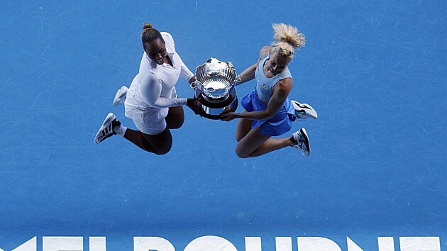 Kate�ina Siniakov� s Ameri�ankou Taylor Townsendovou p�zuj� s trofej� pro v�t�zky �ty�hry na Australian Open.