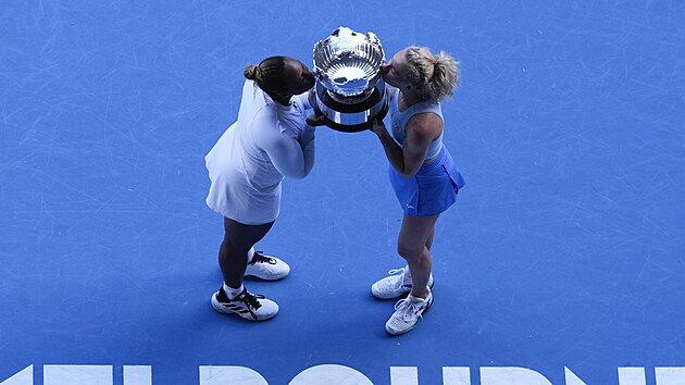 Kate�ina Siniakov� s Ameri�ankou Taylor Townsendovou l�baj� trofej pro v�t�zky �ty�hry na Australian Open.