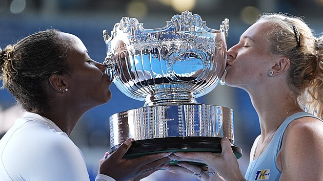 Kate�ina Siniakov� a Ameri�anka Taylor Townsendov� l�baj� trofej pro v�t�zky �ty�hry na Australian Open.