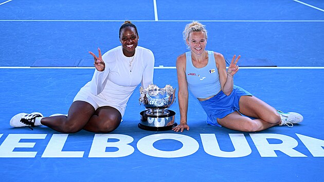 Kate�ina Siniakov� a Ameri�anka Taylor Townsendov� p�zuj� s trofej� pro v�t�zky �ty�hry na Australian Open.