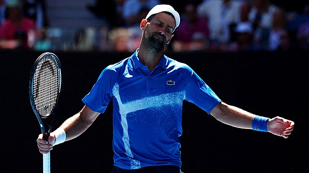 Srbsk tenista Novak Djokovi se roziluje v semifinle Australian Open.