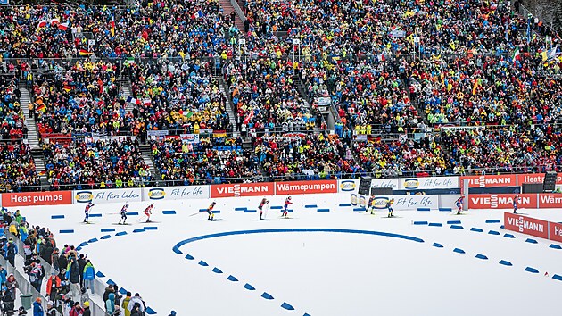 Biatlonistky vyr�� se st�elnice po prvn� st�elb� �ensk� �tafety.