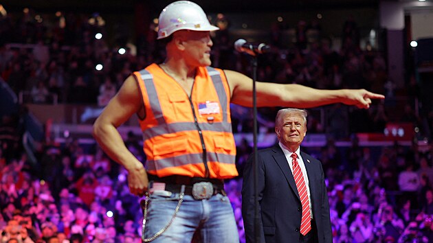 Posledn� shrom�d�n� nov� zvolen�ho americk�ho prezidenta Donalda Trumpa p�ed inaugurac� ve Washingtonu zakon�ilo vystoupen� skupiny Village People, kter� zazp�vala hymnu �YMCA�. (19. ledna 2025)