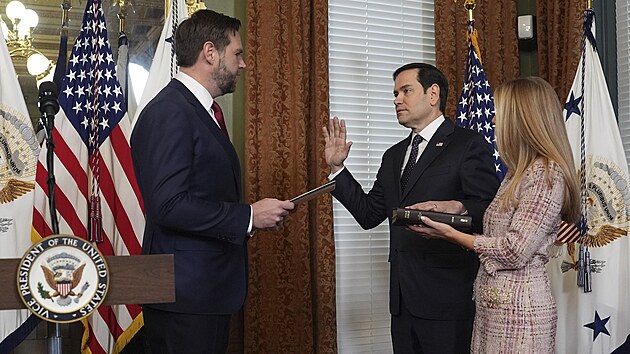 Dosavadn� republik�nsk� sen�tor Marco Rubio skl�d� na Bibli p��sahu jako nov� ministr zahrani�� USA. (12. ledna 2025)