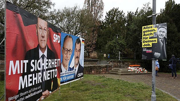 Volebn� plak�ty n�meck�ch stran u pietn�ho m�sta za ob�ti �toku Afgh�nce v bavorsk�m m�st� Aschaffenburg. (23. ledna 2025)