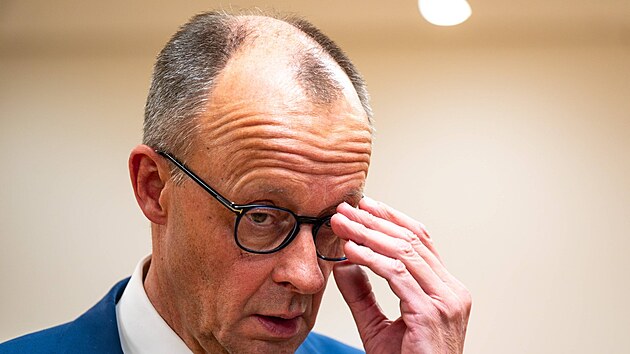 L�dr K�es�anskodemokratick� unie CDU/CSU a opozi�n� kandid�t na n�meck�ho kancl��e Friedrich Merz reaguje na �tok Afgh�nce v bavorsk�m m�st� Aschaffenburg. (23. ledna 2025)