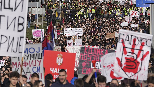 Srbt studenti zahjili blokdu dleit silnin kiovatky v Blehradu. Poaduj pln objasnn netst z 1. listopadu, kdy zhroucen betonovho psteku u ndra ve mst Novi Sad na severu zem nepeilo 15 lid. Pidali se k nim i farmi. (27. ledna 2025)
