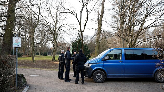 V parku v n�meck�m Aschaffenburgu zabil �to�n�k no�em dosp�l�ho mu�e a batole. Podez�el�ho policie zatkla. (22. ledna 2025)