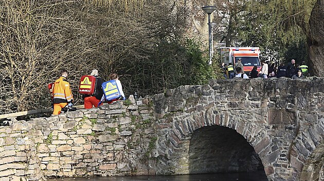 V parku v n�meck�m Aschaffenburgu zabil �to�n�k no�em dosp�l�ho mu�e a batole. Podez�el�ho policie zatkla. (22. ledna 2025)