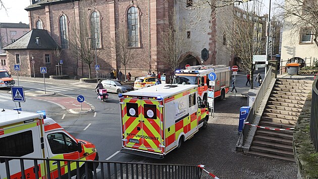 V parku v n�meck�m Aschaffenburgu zabil �to�n�k no�em dosp�l�ho mu�e a batole. Podez�el�ho policie zatkla. (22. ledna 2025)