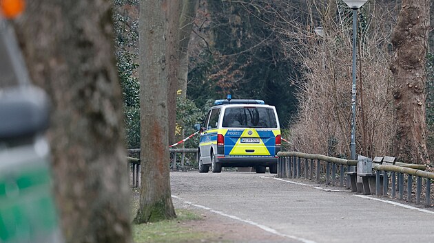 V parku v n�meck�m Aschaffenburgu zabil �to�n�k no�em dosp�l�ho mu�e a batole. Podez�el�ho policie zatkla. (22. ledna 2025)