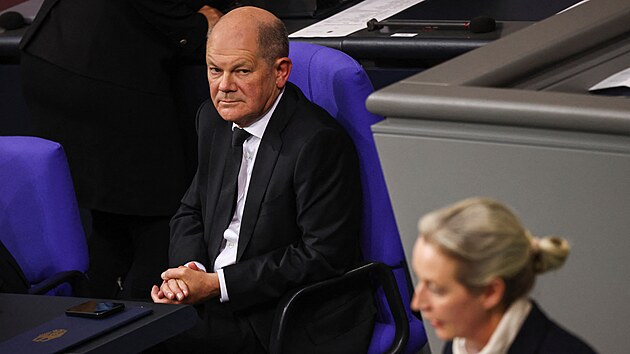 N�meck� kancl�� Olaf Scholz pozoruje spolup�edsedkyni Alternativy pro N�mecko (AfD) Alici Weidelovou v n�meck�m Bundestagu. (29. ledna 2025)