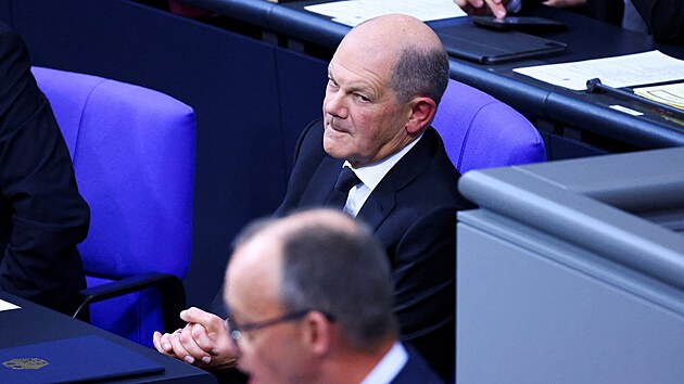N�meck� kancl�� Olaf Scholz pozoruje p�edsedu konzervativn� unie CDU/CSU Friedricha Merze v n�meck�m Bundestagu. (29. ledna 2025)