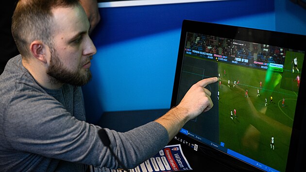 Pohled do centr�ly VAR v pra�sk� Michli. Ovl�d�n� kalibrovan� ���e si...