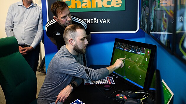 Pohled do centr�ly VAR v pra�sk� Michli. Ovl�d�n� kalibrovan� ���e si vyzkou�eli i novin��i.