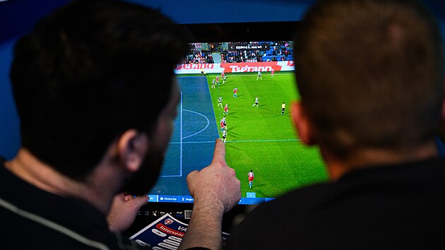 Pohled do centr�ly VAR v pra�sk� Michli. Ovl�d�n� kalibrovan� ���e si...