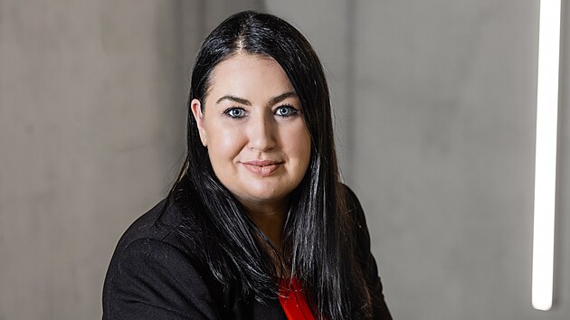 Nejlep�� mluv�� soukrom�ho sektoru za rok 2024 se stala ��rka Nevoralov�, tiskov� mluv�� skupiny Komer�n� banky.