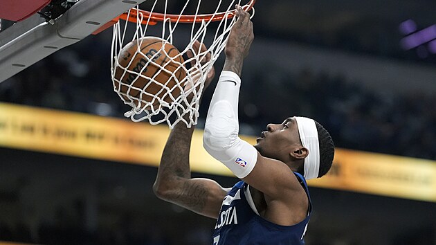 Jaden McDaniels sme�uje.