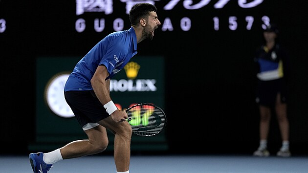 Novak Djokovi� se raduje z postupu do semifin�le Australian Open.