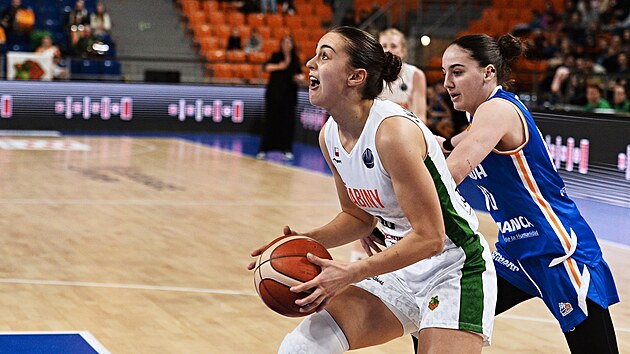 Eli�ka Hamzov� zakon�uje pod ko�em.