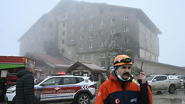 Ture�t� policist� a hasi�i vy�et�uj� po��r v hotelu Grand Kartal v ly�a�sk�m st�edisku Kartalkaya. (22. ledna 2025)