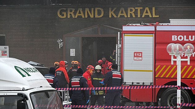 Ture�t� policist� a hasi�i vy�et�uj� po��r v hotelu Grand Kartal v ly�a�sk�m st�edisku Kartalkaya. (22. ledna 2025)