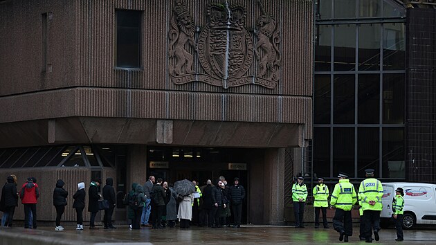 Britsk� policie st�e�� budovu soudu v Liverpoolu, kter� projedn�v� p��pad �to�n�ka ze Southportu. (20. ledna 2025)
