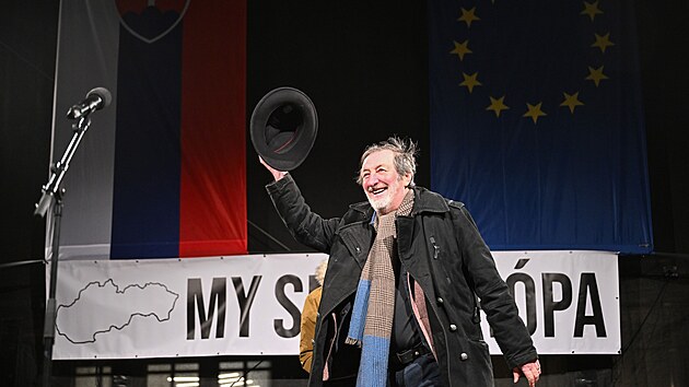 Slov�ci protestuj� proti vl�d� Roberta Fica. Sn�mek poch�z� z Bratislavy, kde vystoupil i �esk� herec Bolek Pol�vka. (24. ledna 2025)